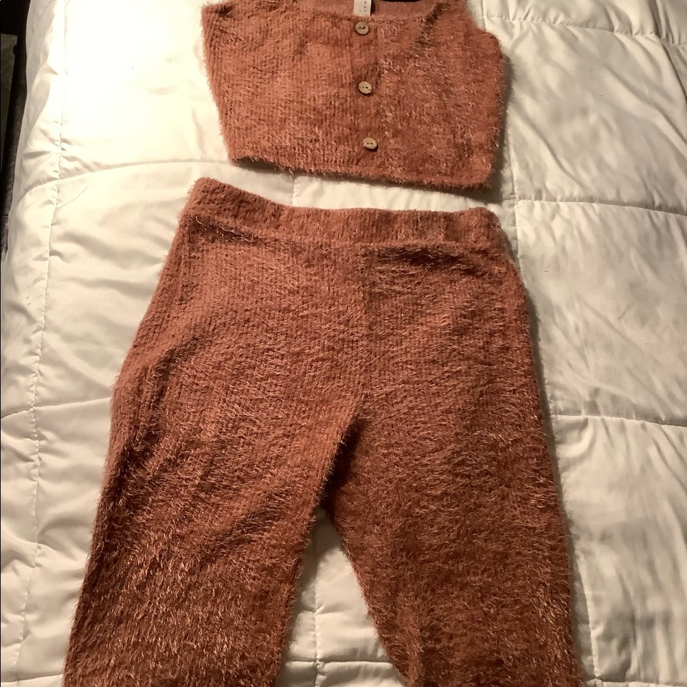 2-pc fuzzy stretch outfit size medium